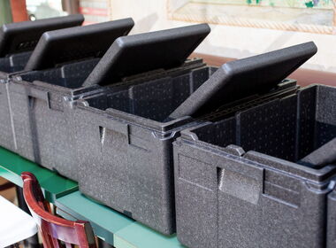 Schwarze Transportboxen zum Warmhalten von Essen
