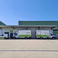 Firmengelände mit drei Lieferwägen mit „badischi Kuchi“-Logo