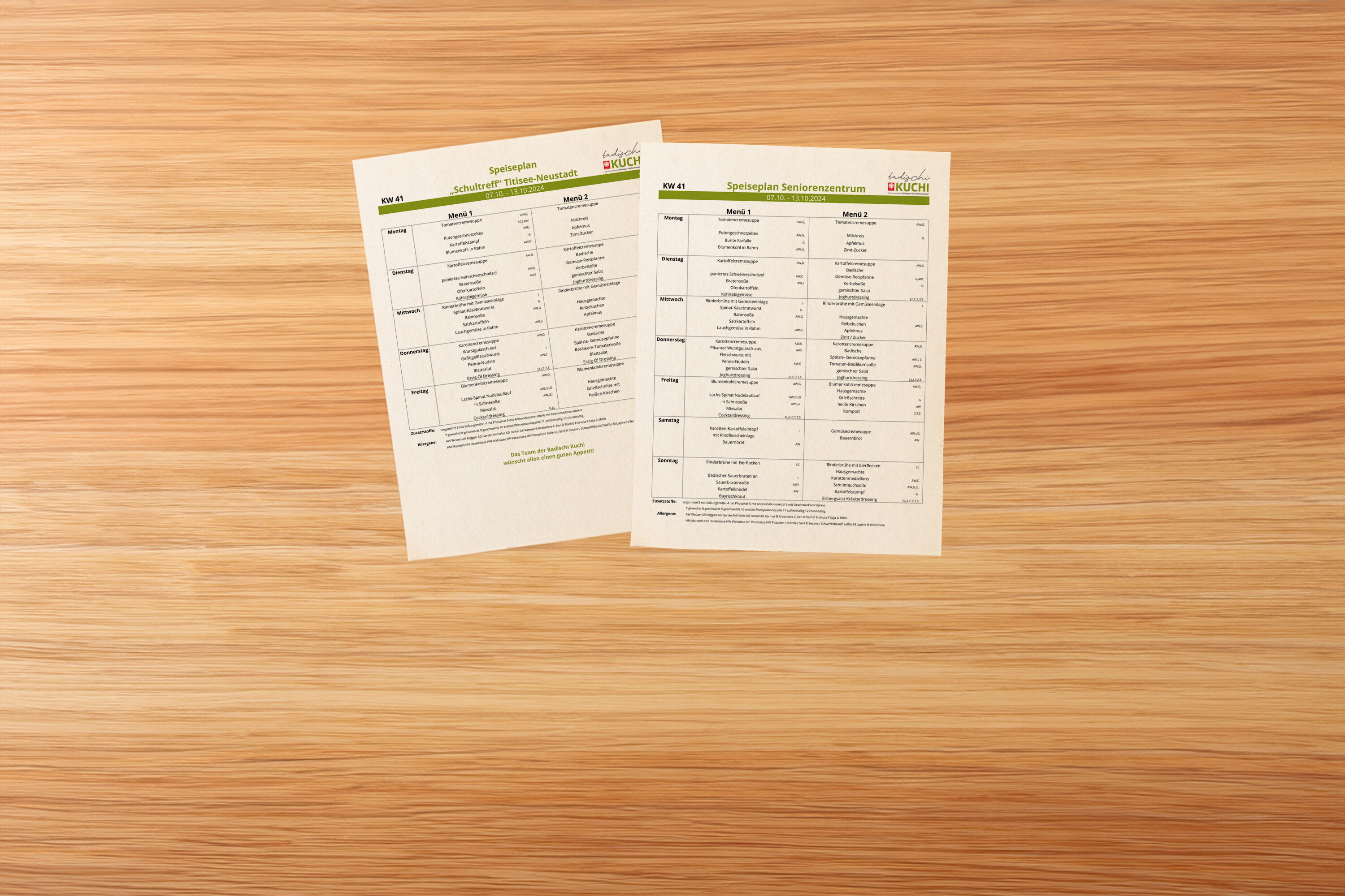 Zwei Blätter mit Wochenkarten auf einem Holztisch